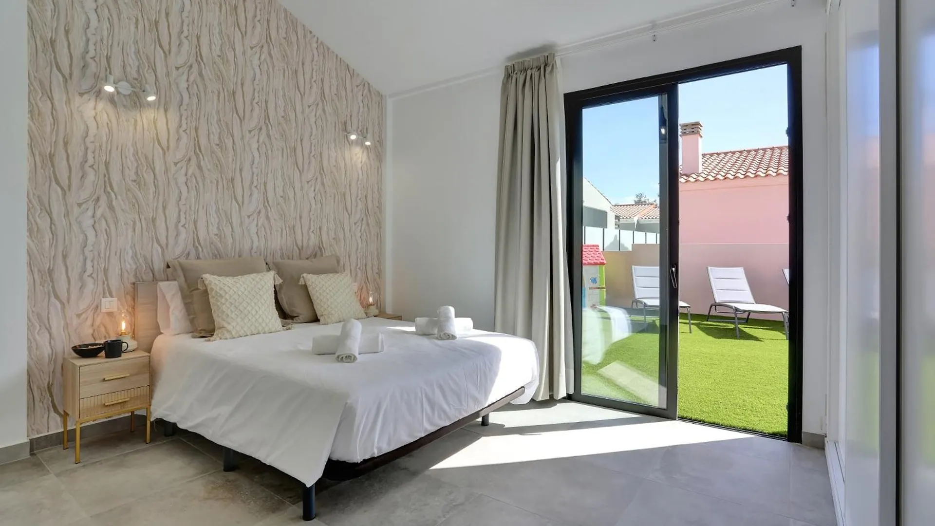Golden Dunes Villa Picasso Madrid 0*, Costa De Antigua
