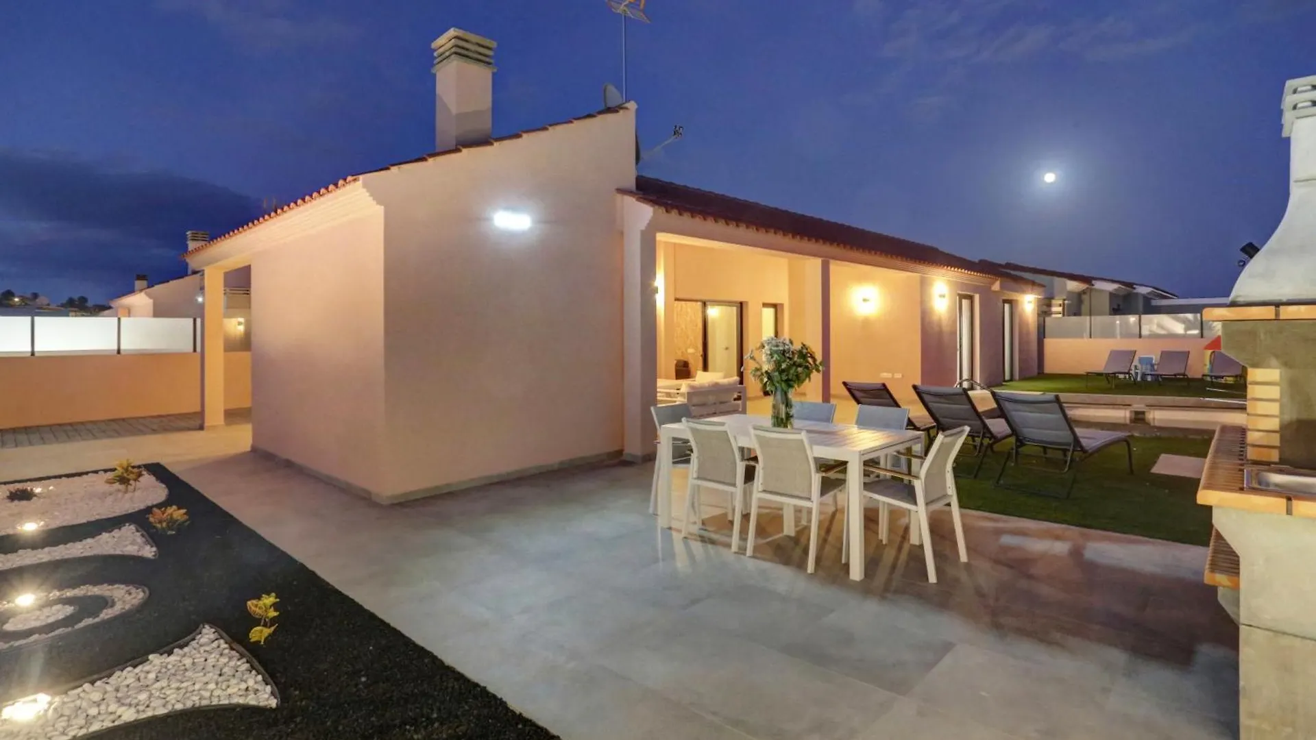 Golden Dunes Villa Picasso Madrid